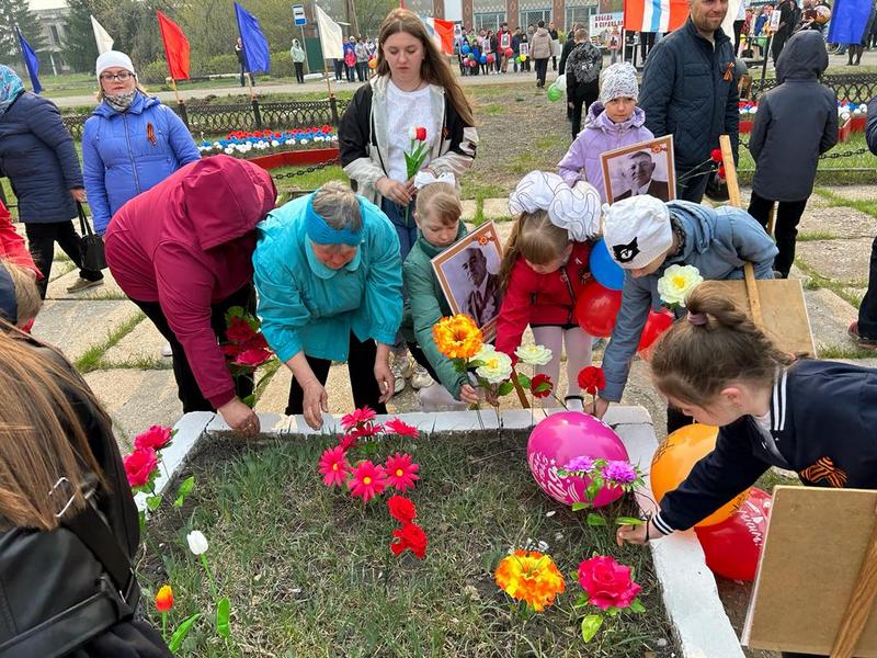 Возложение цветов к памятнику участникам  ВОВ войны.